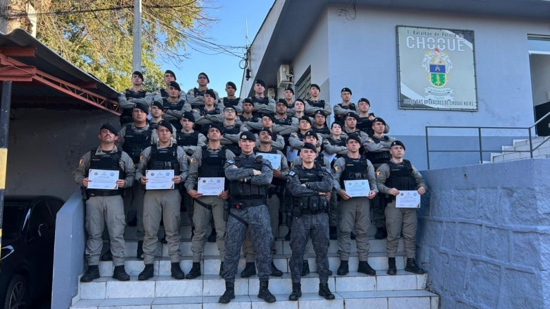Foto mostra os militares perfilados na escada do 1&ordm; BPChq segurando diplomas
