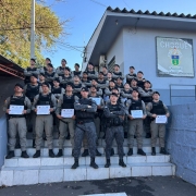 Foto mostra os militares perfilados na escada do 1&ordm; BPChq segurando diplomas