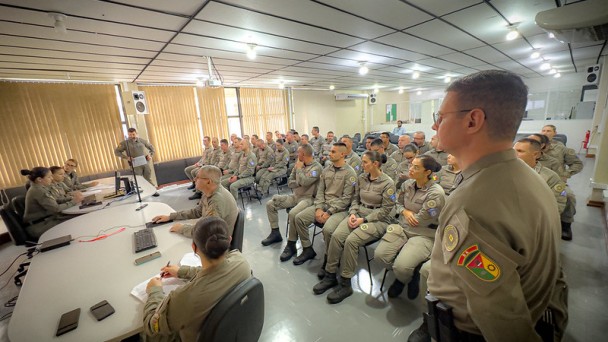 Imagem mostra um audit&oacute;rio com futuros capit&atilde;es que olham, atentos, para a tela que mostra suas poss&iacute;veis lota&ccedil;&otilde;es