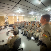 Imagem mostra um audit&oacute;rio com futuros capit&atilde;es que olham, atentos, para a tela que mostra suas poss&iacute;veis lota&ccedil;&otilde;es
