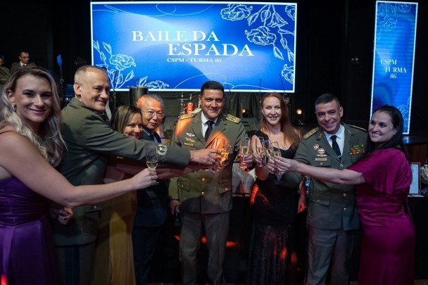 Foto mostra brinde da cúpula da BM durane evento