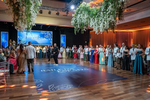 Foto mostra os formandos reunidos em salão durante o Baile da Espada