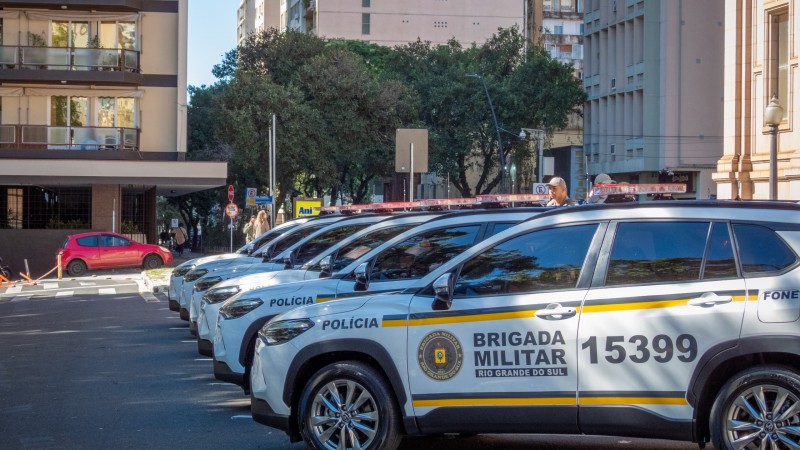 Viaturas novas estacionadas de modo obl&iacute;quo na rua em frente ao Pal&aacute;cio Piratini e a Pra&ccedil;a da Matriz em Porto Alegre. 
