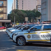 Viaturas novas estacionadas de modo obl&iacute;quo na rua em frente ao Pal&aacute;cio Piratini e a Pra&ccedil;a da Matriz em Porto Alegre. 