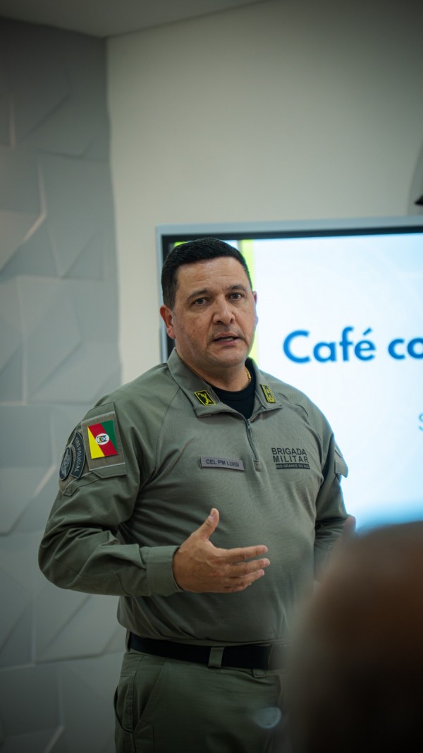 Comandante-Geral aparece em foco diante do público. 