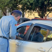 Um dos alunos aparece de costas, mas diante de um ve&iacute;culo abordado, apresentando o informativo de enfrentamento ao bullying e o cyberbullying. 
