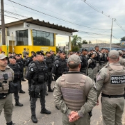 Foto mostra policiais militares reunidos durante o lan&ccedil;amento da opera&ccedil;&atilde;o