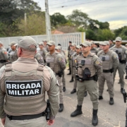 Foto mostra os soldados em forma&ccedil;&atilde;o para iniciar a opera&ccedil;&atilde;o