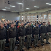 Foto mostra o audit&oacute;rio lotado durante execu&ccedil;&atilde;o do Hino Nacional no evento
