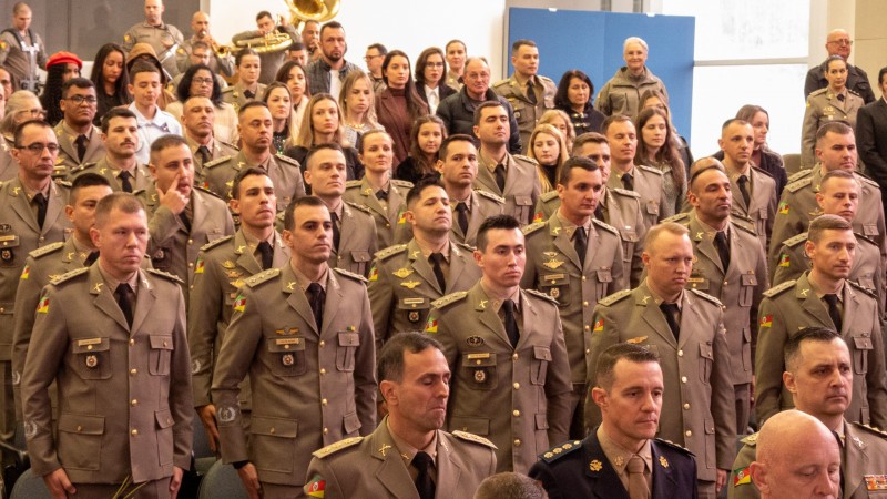 Foto mostra oficiais perfilados durante execu&ccedil;&atilde;o de hino durante a formatura