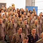 Foto mostra oficiais perfilados durante execu&ccedil;&atilde;o de hino durante a formatura