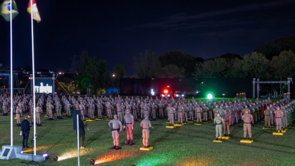 Alunos-soldados da Brigada Militar em forma durante a formatura no campo da Academia de Pol&iacute;cia Militar