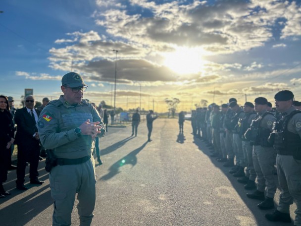 Foto mostra o subcomandante-geral da Brigada Militar, coronel Dirceu, falando à tropa durante o lançamento da operação