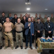 Foto mostra colegas da imprensa posando para a foto junto aos operadores do Bope dentro de um audit&oacute;rio.