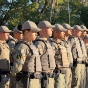 Soldados da Brigada Militar em forma&ccedil;&atilde;o de fileiras em abertura de opera&ccedil;&atilde;o