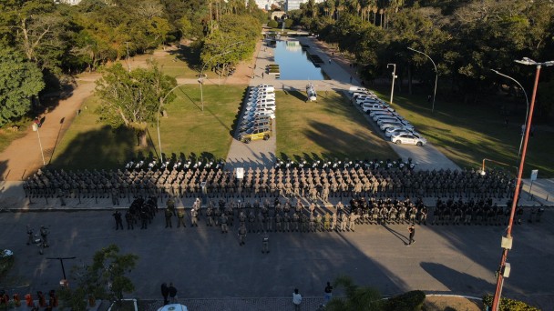 Imagem a&eacute;rea mostra centenas de policiais militares formados em frente ao Espelho d&rsquo;&Aacute;gua do Parque Farroupilha, em Porto Alegre. Viaturas e uma aeronave da Brigada Militar est&atilde;o posicionadas ao centro da &aacute;rea de formatura.