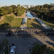 Imagem a&eacute;rea mostra centenas de policiais militares formados em frente ao Espelho d&rsquo;&Aacute;gua do Parque Farroupilha, em Porto Alegre. Viaturas e uma aeronave da Brigada Militar est&atilde;o posicionadas ao centro da &aacute;rea de formatura.