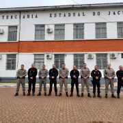 Oficiais da BM e da Pol&iacute;cia Penal de p&eacute; em frente da penitenci&aacute;ria