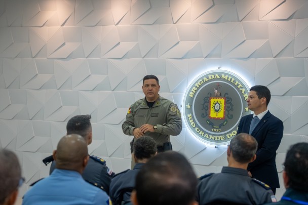 Comandante-geral da Brigada Militar fala aos participantes do workshop em ambiente institucional.