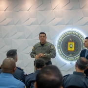 Comandante-geral da Brigada Militar fala aos participantes do workshop em ambiente institucional.