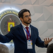 Palestrante apresenta conteúdo aos participantes do workshop em ambiente institucional da Brigada Militar.