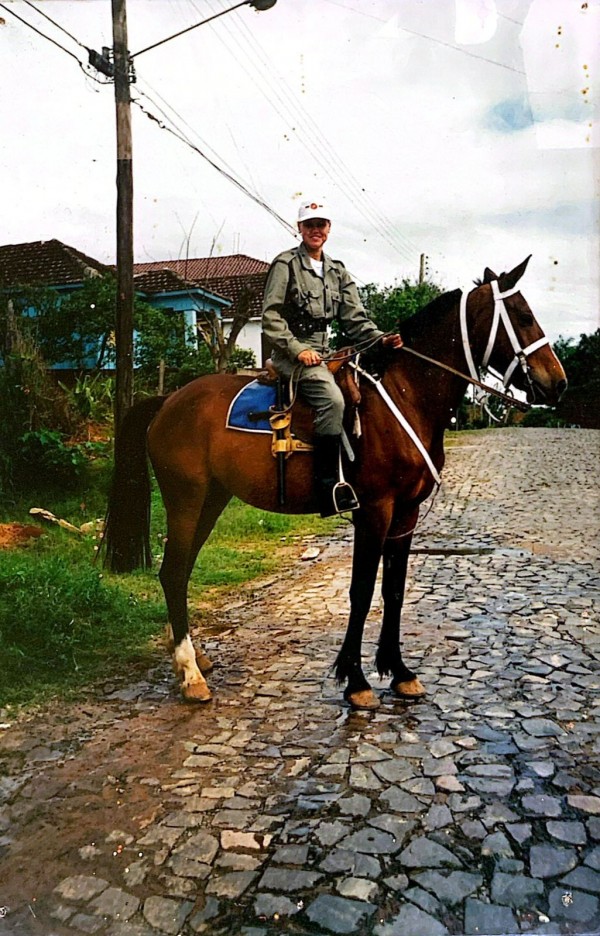 A PM aparece sobre um cavalo durante o policiamento ostensivo de dia em um bairro. 