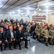 Auditório com policiais militares, autoridades e convidados sentados durante solenidade alusiva ao aniversário do Departamento de Pessoal e Finanças.