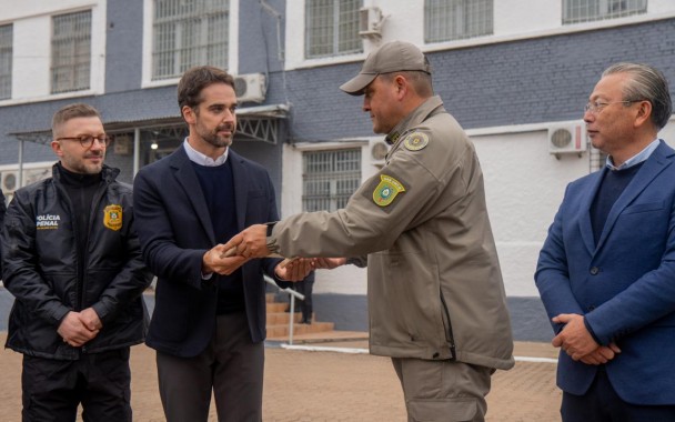 Em ato simbólico, o Comandante-Geral da Brigada Militar, coronel PM Luigi, passou a chave da PEJ ao governador Eduardo Leite que, em seguida, a entregou ao secretário da SSPS (à esquerda). 