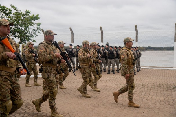 Efetivo de policiais penais em sua entrada na PEJ em ato simbólico de transição da gestão da Brigada Militar para a Polícia Penal. 